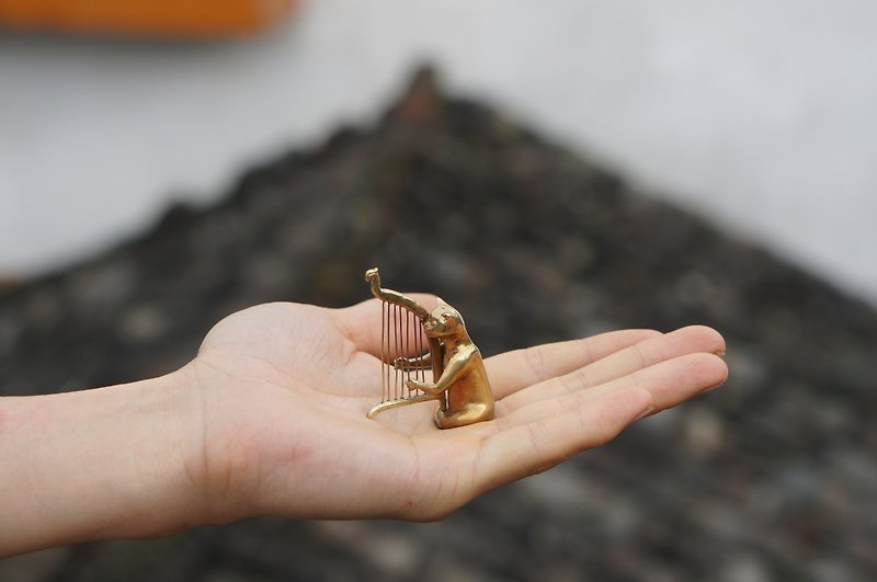 Zhiyin cat 箜篌 cat ornaments micro landscape tea pet - Items for Display - Copper & Brass Gold
