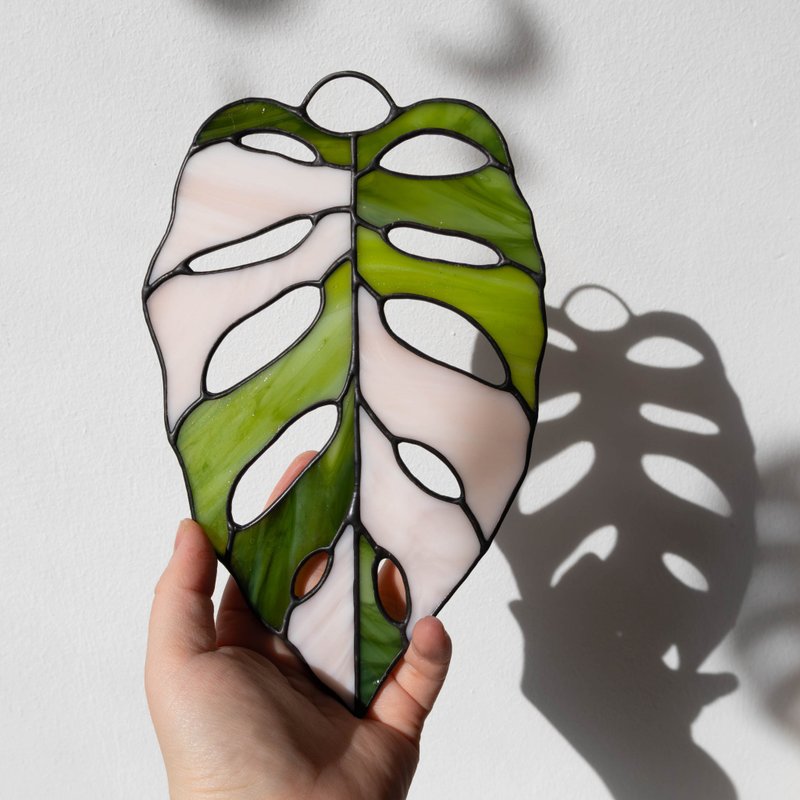 Stained glass monstera, Floral home decor, Plant lover gift - 壁貼/牆壁裝飾 - 玻璃 多色