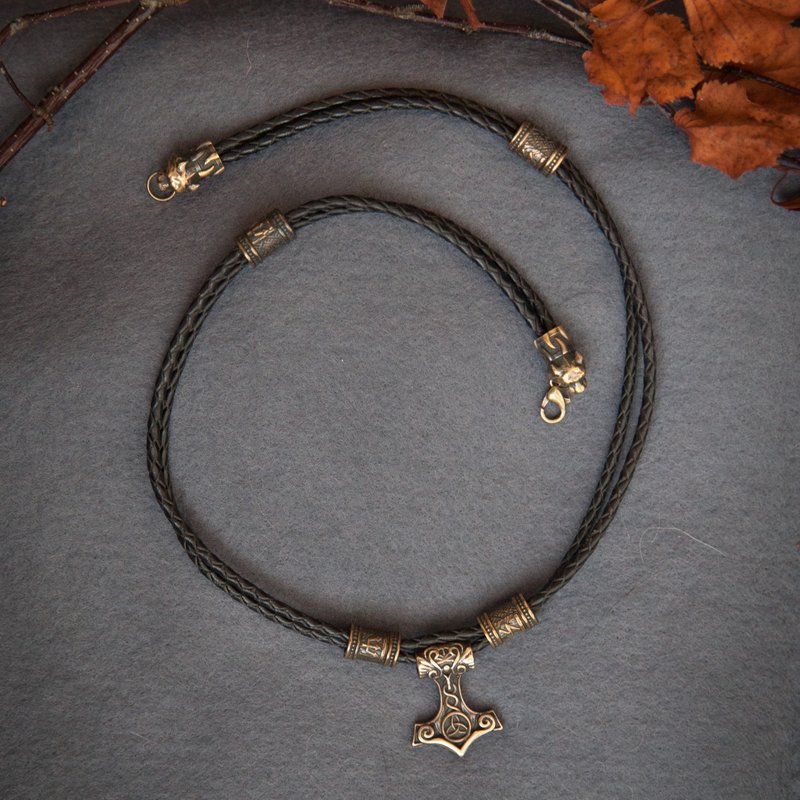 Thor hammer pendant on black leather cord. Mjolnir necklace. Man jewelry. Pagan - 項鍊 - 其他材質 橘色
