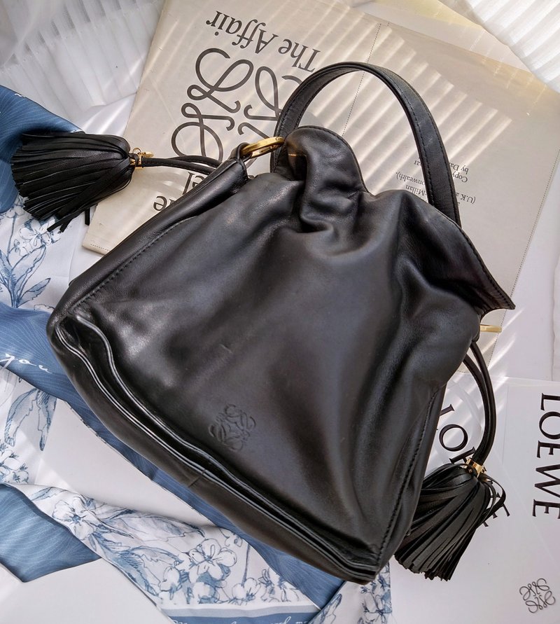 Second-hand beauty product Loewe Flamenco tassel bag drawstring bag shoulder bag crossbody bag shoulder bag drawstring bag - กระเป๋าแมสเซนเจอร์ - หนังแท้ สีดำ