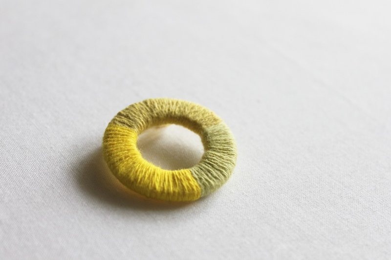 [Recycled cotton] tone brooch - Brooches - Cotton & Hemp Yellow