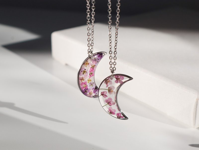 crescent moon pendant, moon necklace, flower necklace, resin flower jewelry - 項鍊 - 樹脂 透明