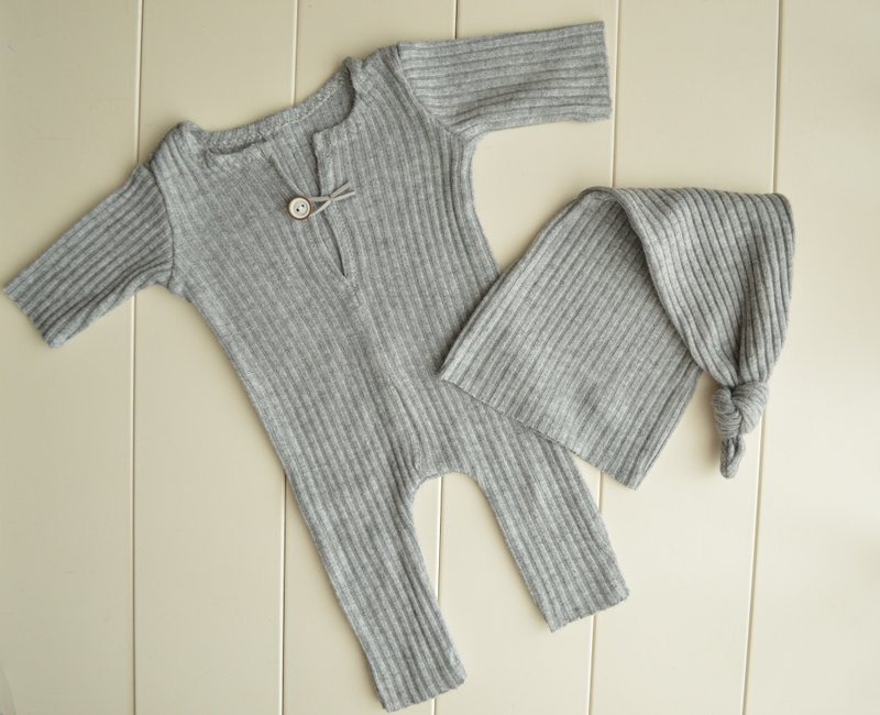 Newborn boy grey romper and hat outfit photo prop. - 其他 - 其他材質 灰色