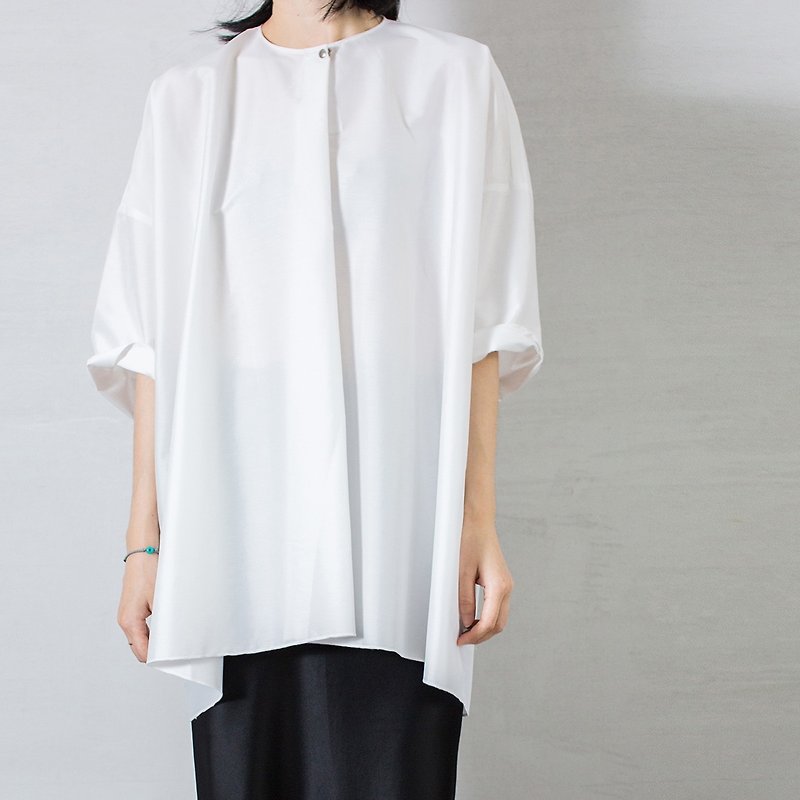 杲果GAOGUO original designer brand 18 spring and summer metal buckle simple large-profile silk white shirt - Women's Shirts - Cotton & Hemp White