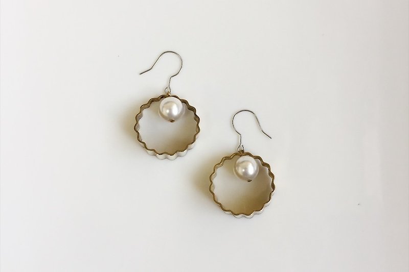 Potato chips pearl earrings brass molding - ต่างหู - เครื่องเพชรพลอย สีทอง