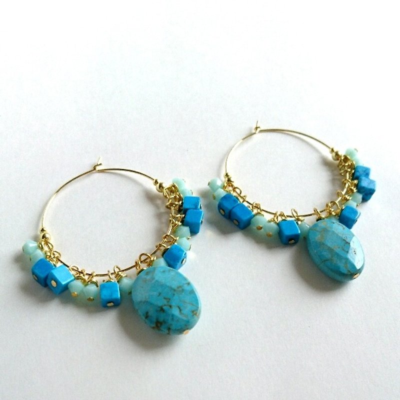 Turquoise and Swarovski hoop earrings - ต่างหู - โลหะ สีน้ำเงิน