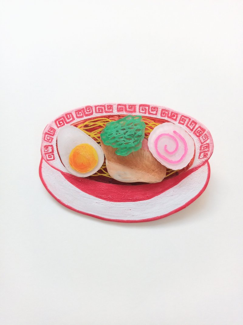 ヘンテコ　ブローチ　中華そば - 胸針 - 塑膠 紅色