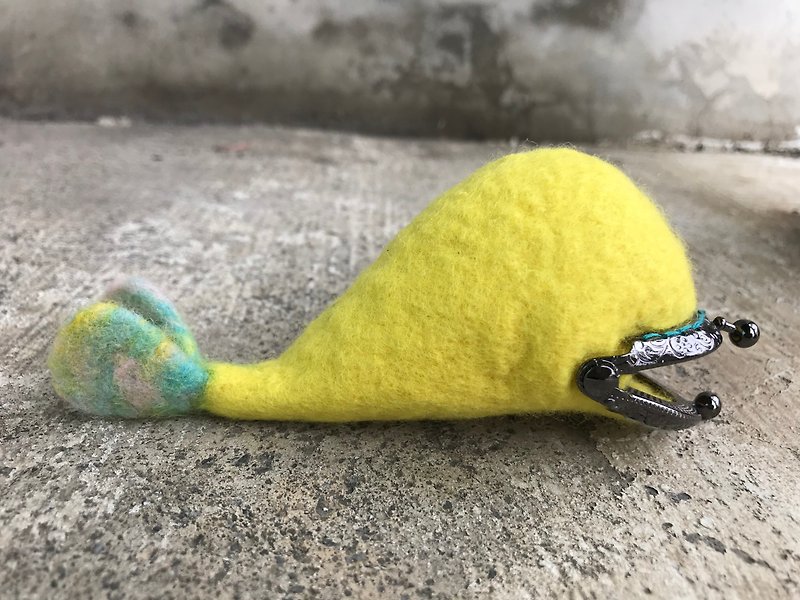 Miss Shi Jie* whale coin purse (yellow gradient tail) - กระเป๋าใส่เหรียญ - ขนแกะ สีเหลือง