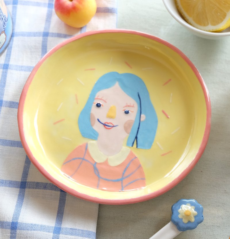 LITTLE GIRL DISH - 盤子/餐盤 - 陶 黃色
