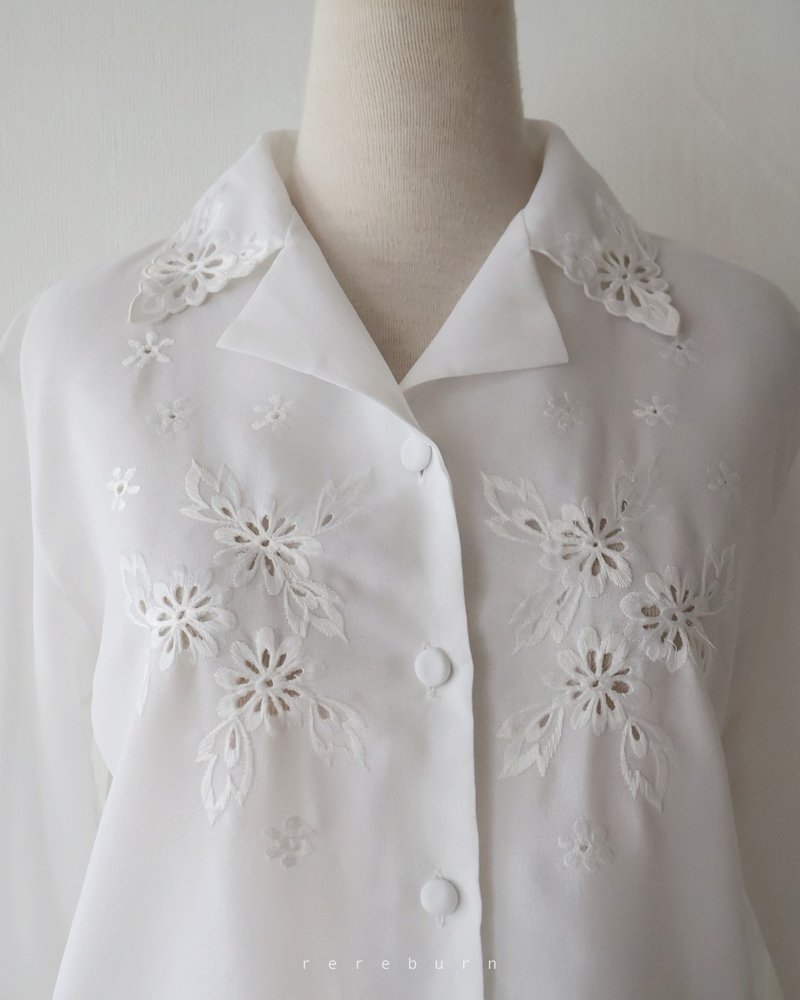 日本製昭和復古刺繡V領薄長袖白色古著襯衫 - 女襯衫 - 聚酯纖維 白色