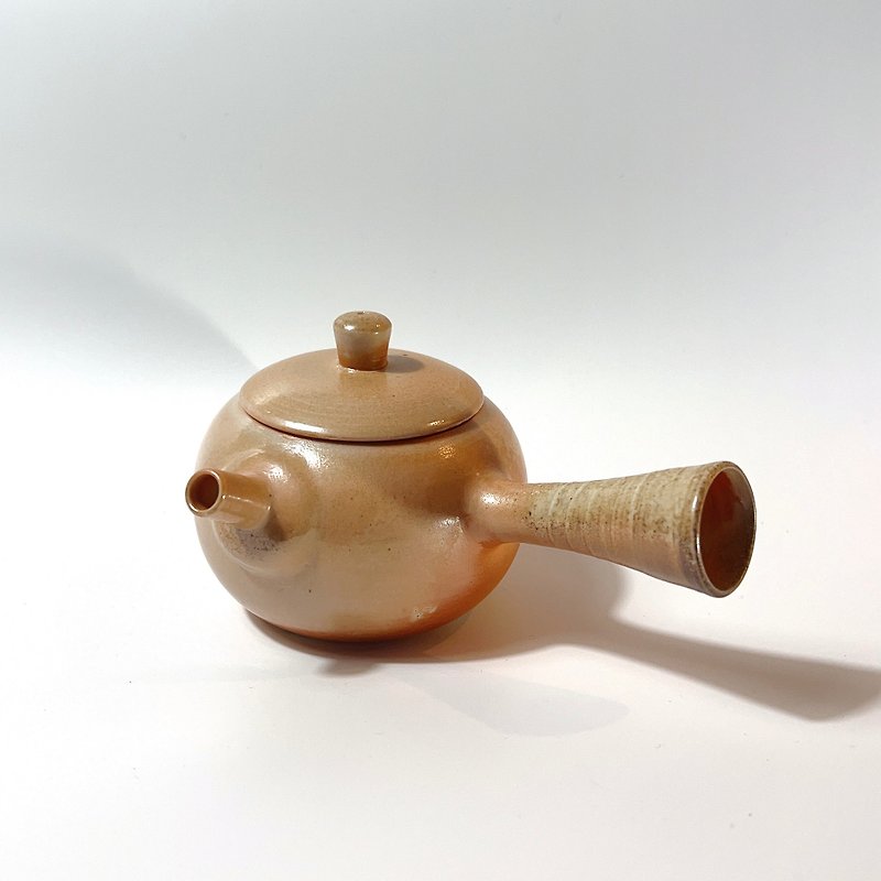 Wood-fired porcelain cream teapot with side handle/old-fashioned dusty/handmade by Xiao Pingfan - Teapots & Teacups - Pottery 