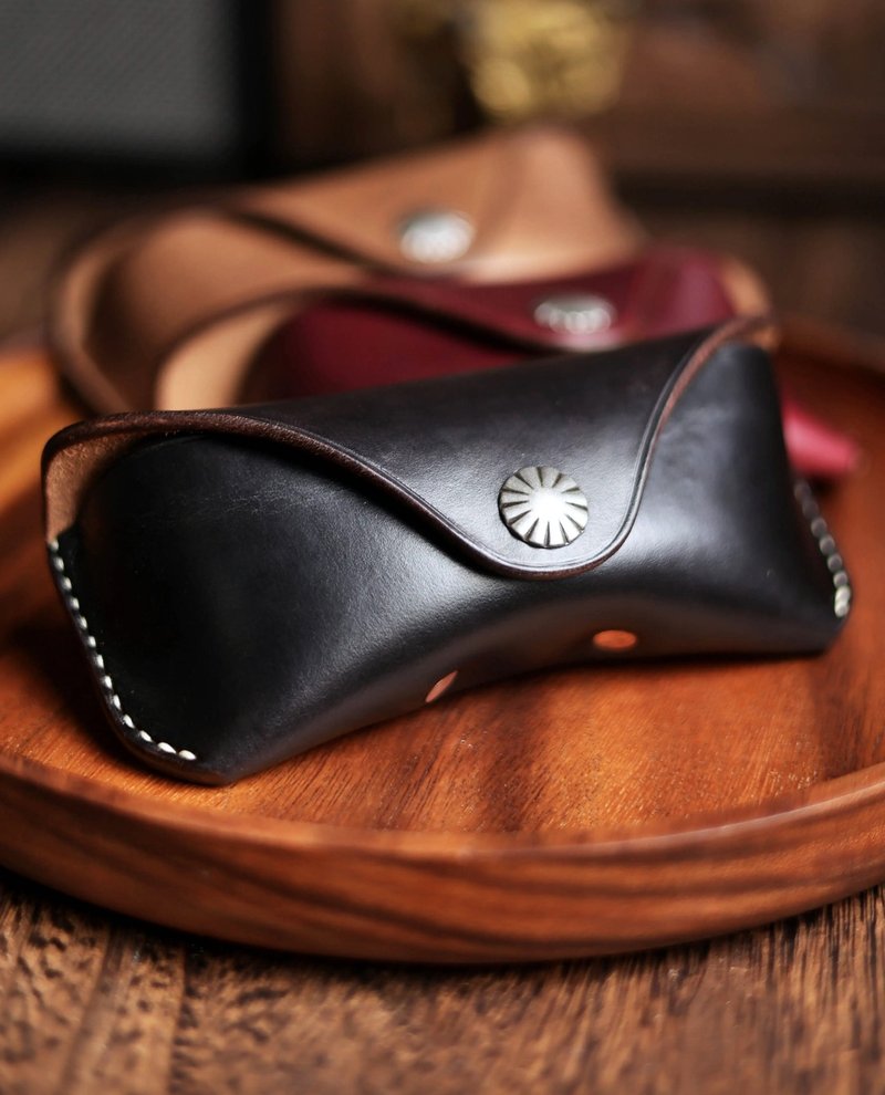 American Holvin tea core leather oil Wax cowhide vegetable tanned anti-stress handmade glasses case - กระเป๋าคลัทช์ - หนังแท้ หลากหลายสี