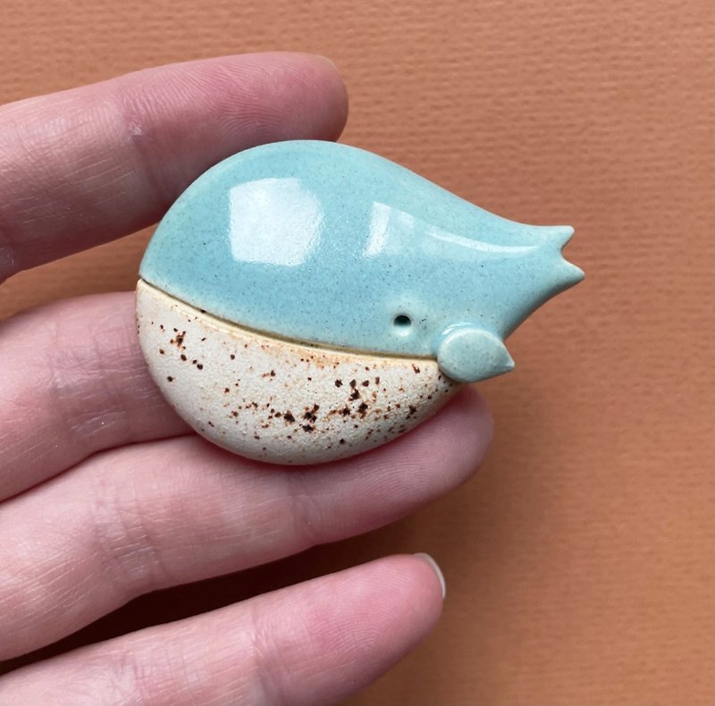 Whale Pin Brooch. Ceramic Jewelry - 胸針/心口針 - 陶 藍色