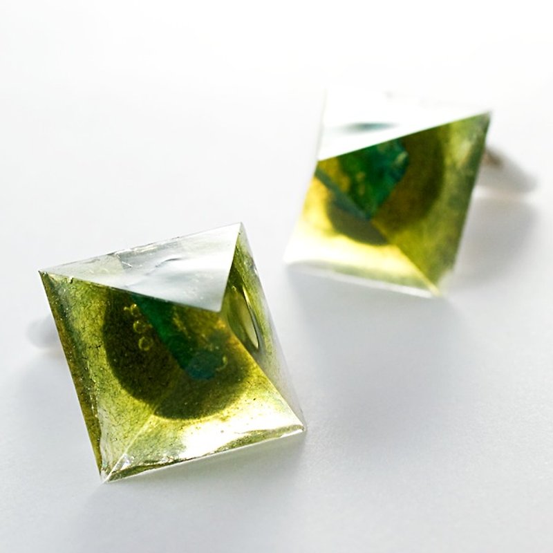 ピラミッドイヤリング(カワイヌイ湿地) - 耳環/耳夾 - 其他材質 綠色
