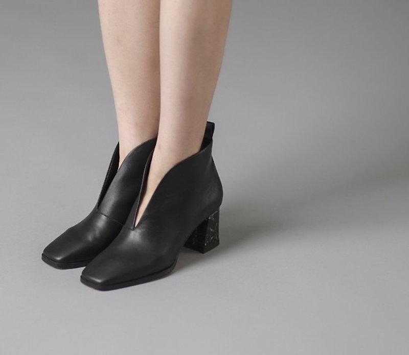 Deep V hollow rough with leather square head retro boots black marble - รองเท้าบูทสั้นผู้หญิง - หนังแท้ สีดำ