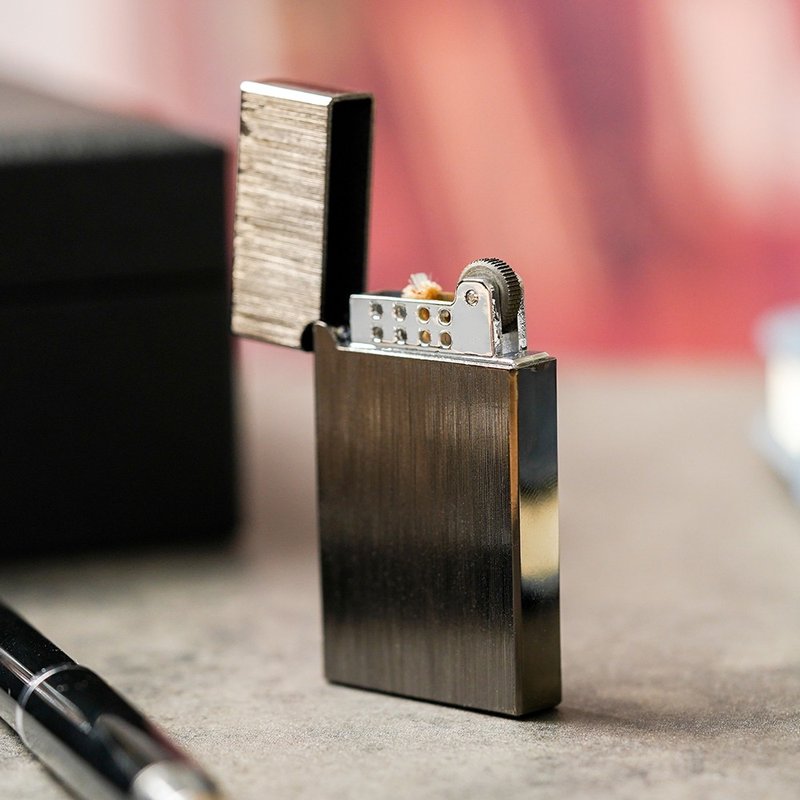 【FREED】Black Brushed Brass Kerosene Lighter Gift Set - Customizable Gift, Engraving Available, In Stock - อื่นๆ - โลหะ สีดำ