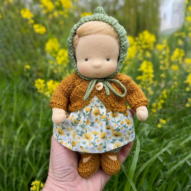 ウォルドルフ人形ポケット人形、高さ7インチ（18 cm）。 - 知育玩具・ぬいぐるみ - サステナブル素材 イエロー