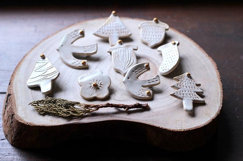 Golden forest ▲ white snow pin - Brooches - Pottery White
