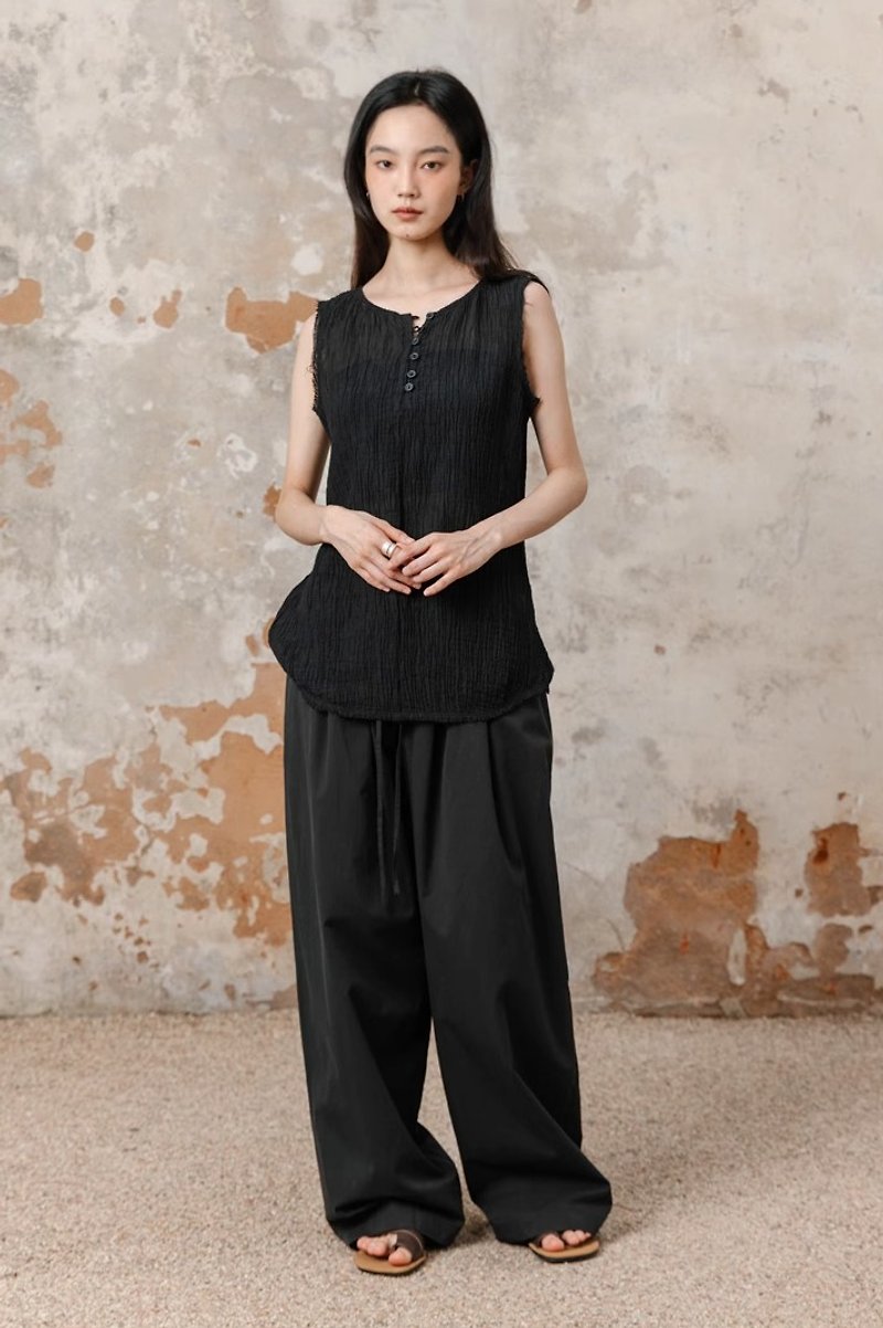 French minimalist textured sleeveless vest - เสื้อกั๊กผู้หญิง - วัสดุอื่นๆ สีดำ