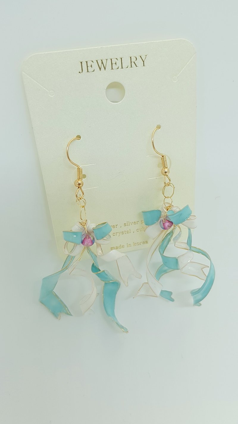 禮物禮盒包裝-手工製耳鈎小耳環\立體雙層蝴蝶結耳環-淡雅藍 - 耳環/耳夾 - 樹脂 白色