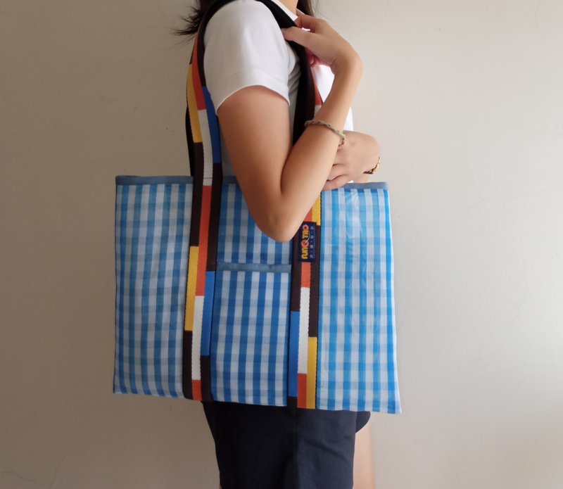 Year-end discount_Free traditional eggplant bag_Good light fashion bag_Colorful ribbon_Blue and white eggplant - กระเป๋าถือ - พลาสติก สีน้ำเงิน