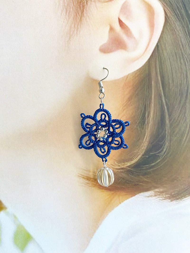 Hand Knitted Blue Flower Earrings - ต่างหู - ผ้าฝ้าย/ผ้าลินิน สีน้ำเงิน