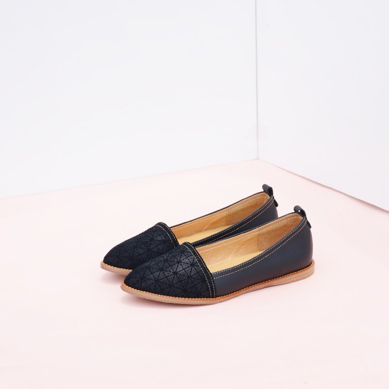 Embossed pointed flat shoes | Black - รองเท้าลำลองผู้หญิง - หนังแท้ สีดำ