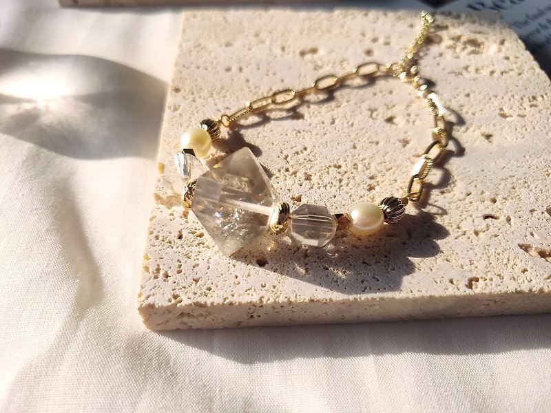 Venus's Pearl 14K gold-plated shining diamond pearl bracelet handmade - สร้อยข้อมือ - คริสตัล ขาว