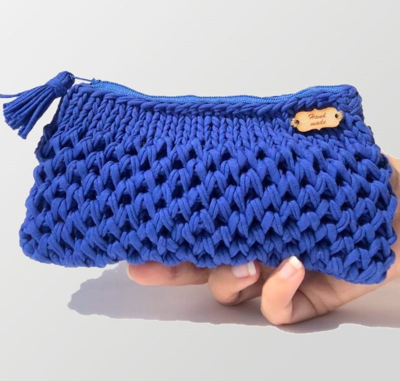 Blue crochet cosmetic bag Boho knitted makeup organizer Travel zipper pouch bag - กระเป๋าเครื่องสำอาง - ผ้าฝ้าย/ผ้าลินิน สีน้ำเงิน