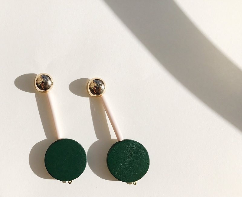 Retro Brass Green Wood Bead Ear Pin - ต่างหู - ไม้ สีเขียว
