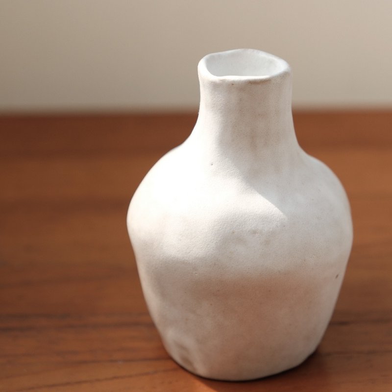 【Chiao】 Hand-made flower vase - Pottery & Ceramics - Pottery White