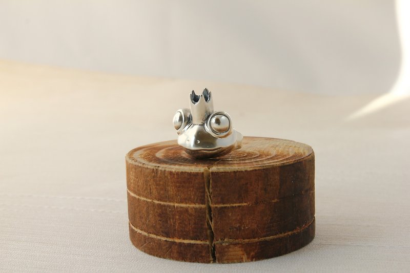 // Haus // handmade silver ring Frog Prince - แหวนทั่วไป - โลหะ สีเทา
