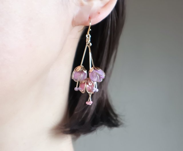 小花の耳飾り 紫と緑 ショップ 樹脂の女 ピアス イヤリング Pinkoi