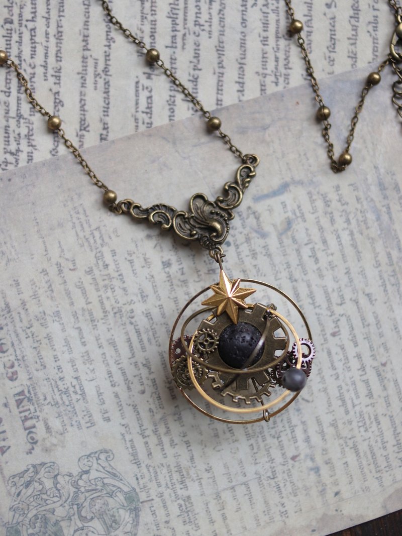 Steampunk retro style necklace Mechanical Planet - สร้อยคอ - แก้ว สีดำ