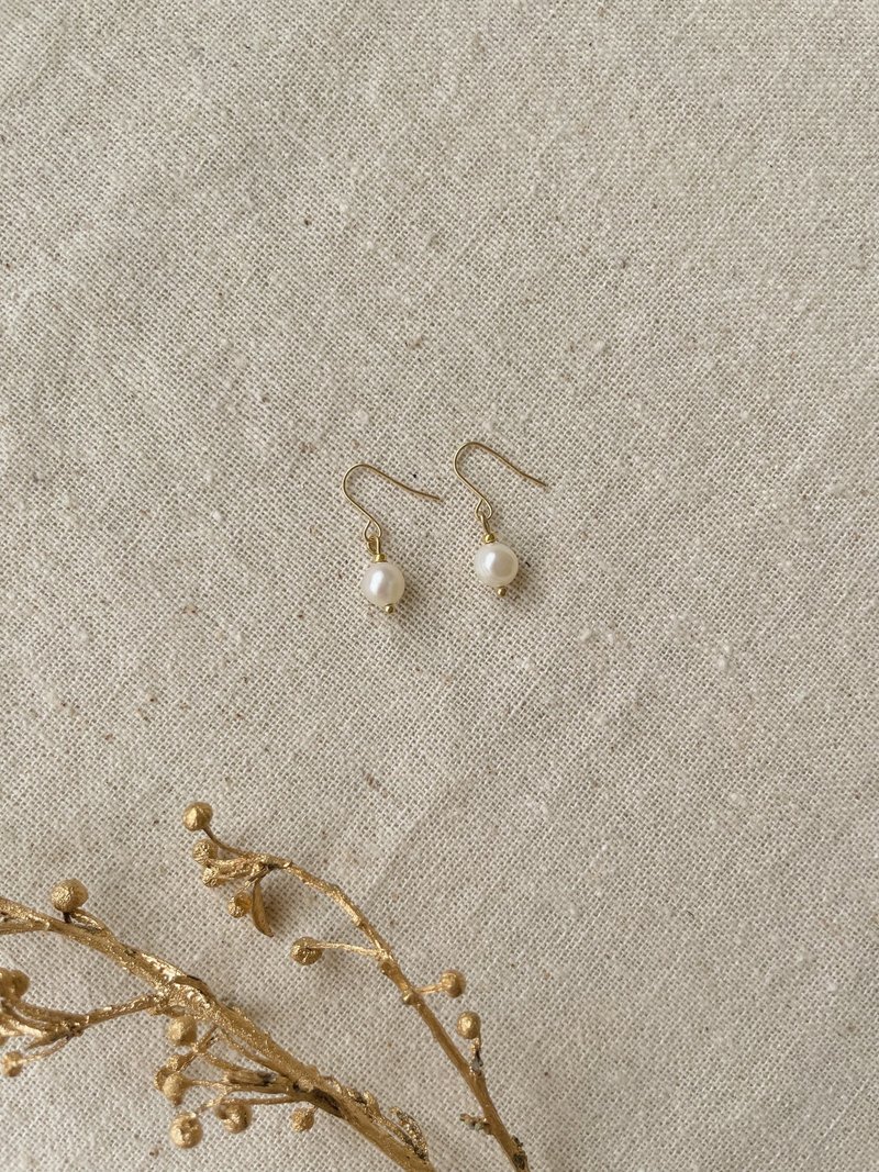 Natural Freshwater Pearl Mini Small Round Pearl Stud Ear Studs Pure K Gold Stud Ear Studs - ต่างหู - ไข่มุก ขาว