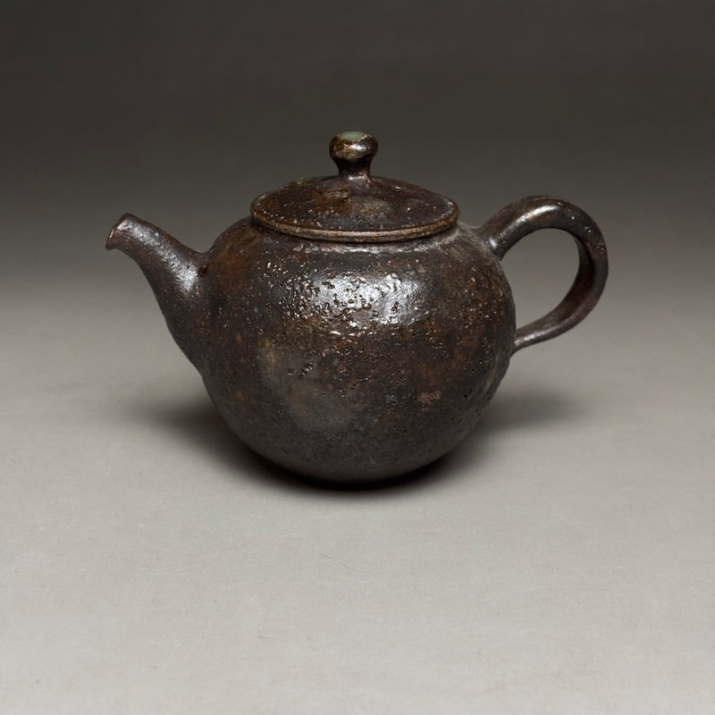 許旭倫 岩礦手捏飛天壺 230ml - 茶壺/茶杯/茶具 - 陶 黑色