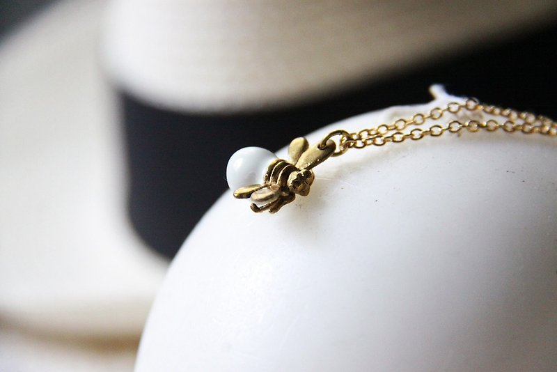 Firefly Tiny Charm Necklace – September Room – Handmade Pendant Jewelry - 項鍊 - 其他金屬 金色