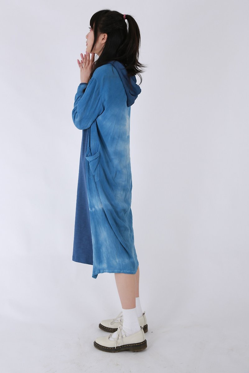 Fete｛第一日｝定制款長袍 手工植物扎染 藍染長外套開衫 秋季 - 女毛衣/針織衫 - 棉．麻 藍色