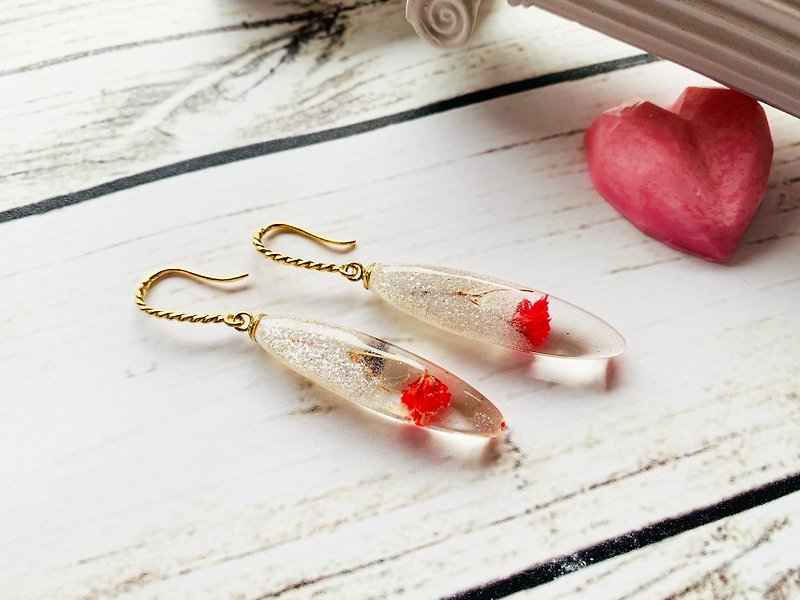 Handmade resin earrings Red Flowers, Birthday gift for women, Dangle earrings - ต่างหู - เรซิน สีใส