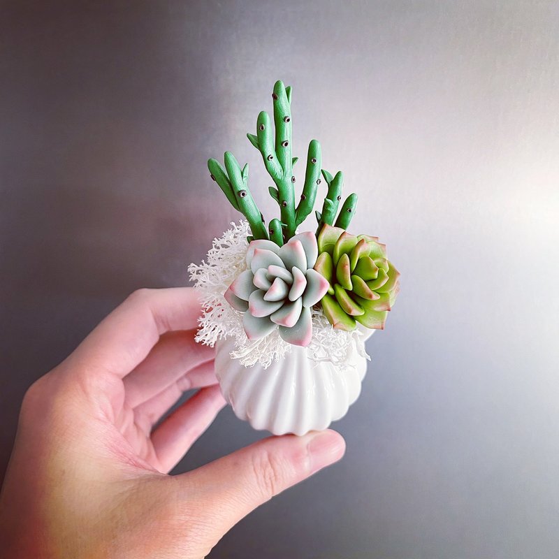 Made to order Coral Euphorbia Stone Chihuahua. Simulation Clay Succulents_French White Porcelain Pot - ตกแต่งต้นไม้ - ดินเหนียว สีเขียว