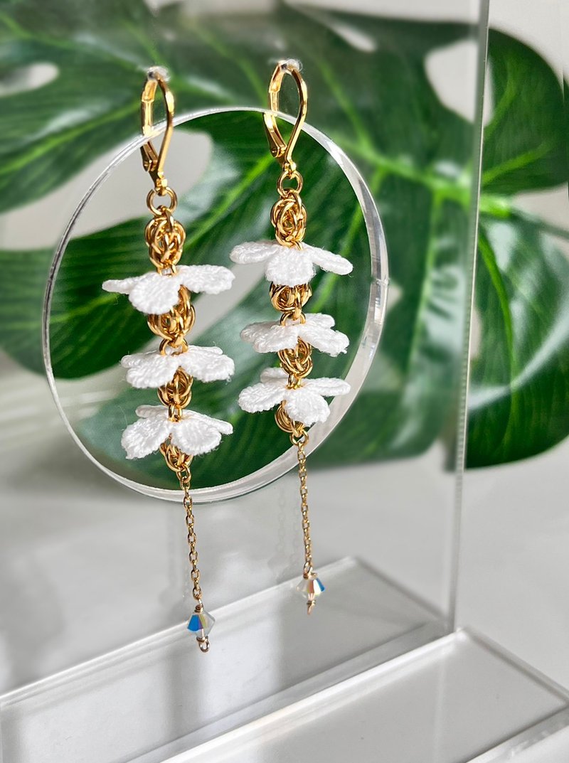 風鈴草蕾絲耳環(白) 花朵耳環 春季新時尚 SS23母親節禮物 - 耳環/耳夾/耳骨夾 - 其他金屬 