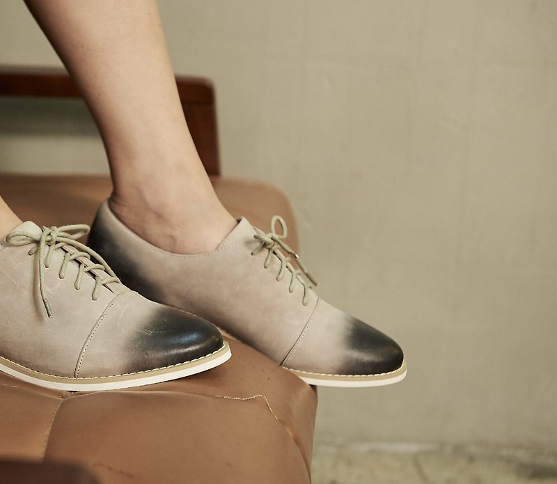 Hand-brushed college straps oxford shoes gray - รองเท้าอ็อกฟอร์ดผู้หญิง - หนังแท้ สีเทา