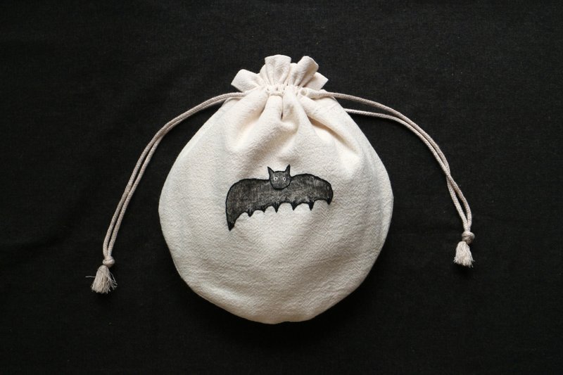 Hand embroidered arc drawstring pocket/Bat No. 3 - กระเป๋าเครื่องสำอาง - ผ้าฝ้าย/ผ้าลินิน ขาว