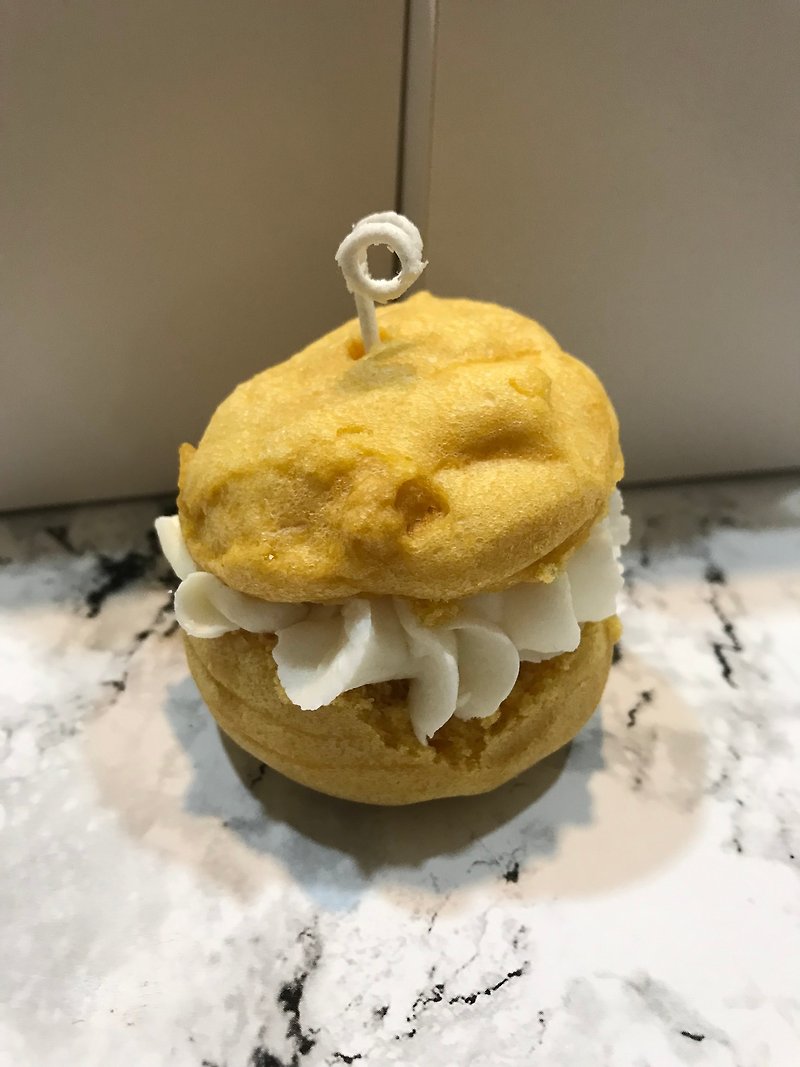 【Dessert Candle】Cream Puff/Matcha Puff Shaped Essential Oil Fragrance Candle (with Candle Holder) Birthday Gift - Candles & Candle Holders - Wax Multicolor