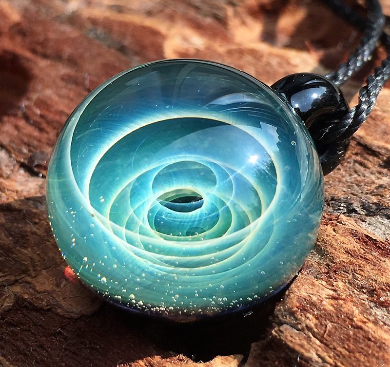 boroccus  Mysterious  The solid spiral design  Thermal glass  Pendant.