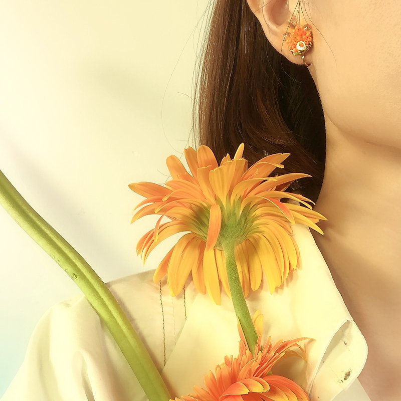 Chinese Embroidery Romance Sequin Embroidery Orange Gold-plated Ear Clip - ต่างหู - วัสดุอื่นๆ สีส้ม