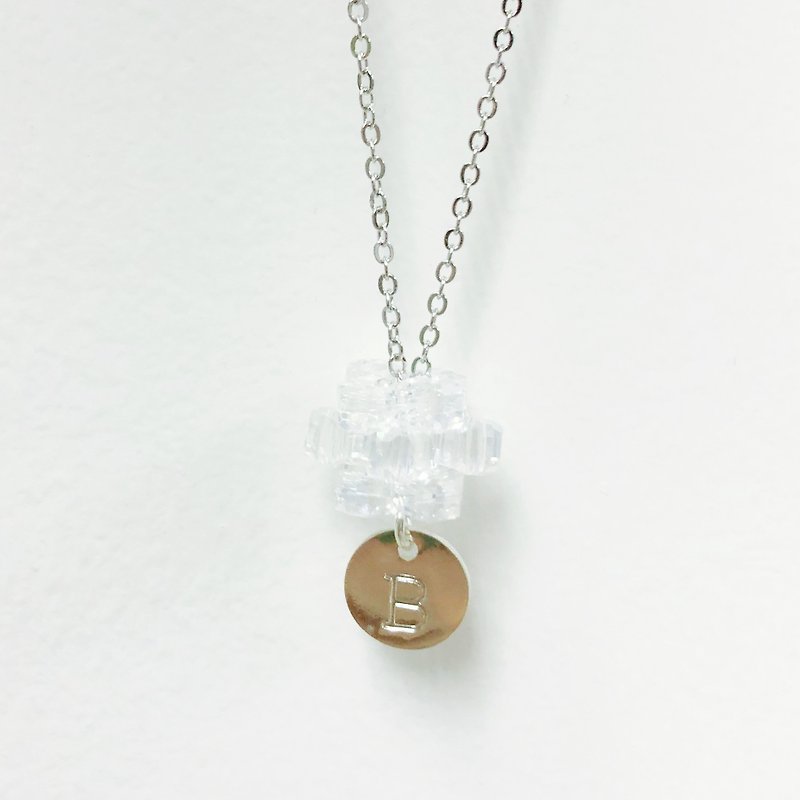 SnowFlake Personalized Initial Letter A to Z Necklace  Birthday Bridesmaid - สร้อยติดคอ - โลหะ สีเงิน