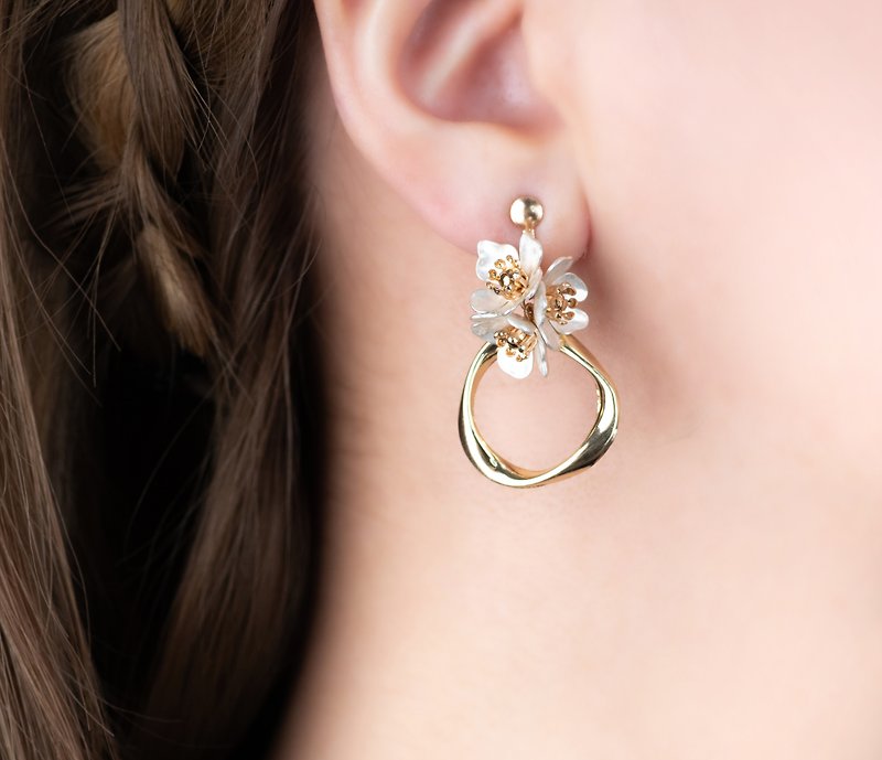 [K14gf] Christmas rose and twisted ring - earrings (Clip-On can be changed) - Earrings & Clip-ons - Other Metals White