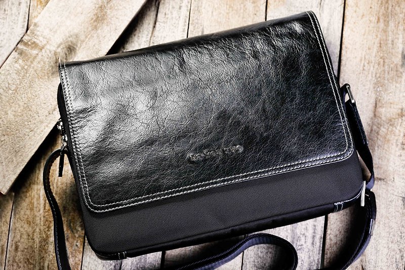 Leather side handbag hand - กระเป๋าแมสเซนเจอร์ - หนังแท้ สีดำ
