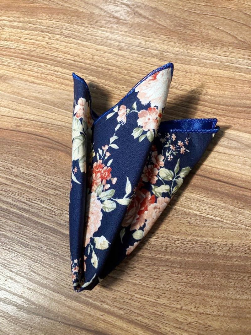 籃底 牡丹 口袋巾 Pocket Square - 領結/領巾 - 棉．麻 藍色
